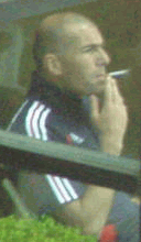 DESPACHO DEL REAL MADRID (2ª TEMPORADA) Zidane_fumando_smoking_pillado_futbolista_futbol+cuerdo+atacando