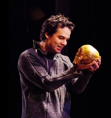 [a+Hamlet++W+Moura+1.jpg]