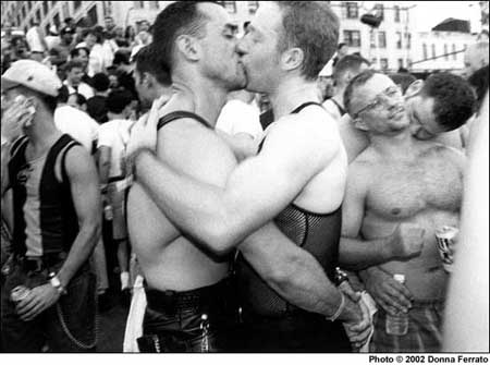 [Beijo+gay+++foto+p&b.jpg]