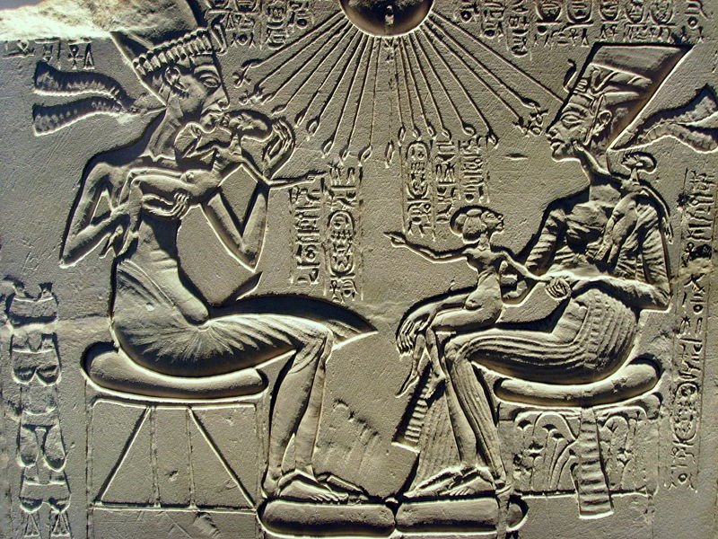 [a+Akhenaten,_Nefertiti_and_their_children.jpg]