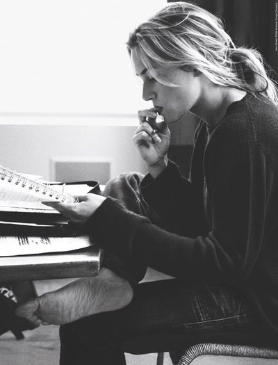 [a+Kate+Winslet+black+and+white+k9EG1sCo1_400.jpg]