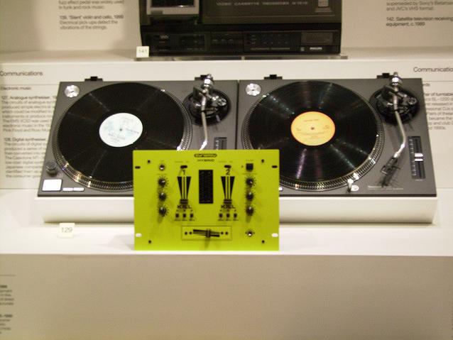 Un tocadiscos Technics 1210 series en exhibición en un museo de Londres  Fotografía de stock - Alamy