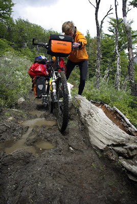Empujando la bicicleta en los siete kilómetros entre Laguna del Desierto y la frontera con Chile