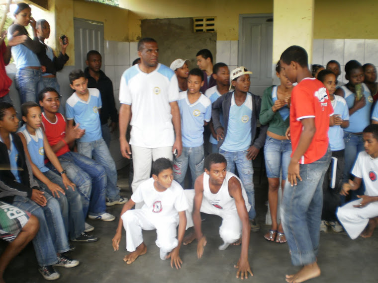 Alunos praticam capoeira em oficinas na escola