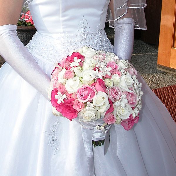 600px Bridal bouquet white pink rose stephanotis