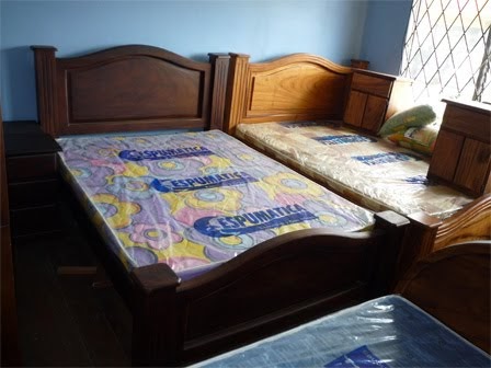 Mueblería Valverde: Camas matrimoniales de postes en madera de Cenizaro