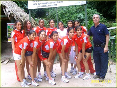 Vivian Baella juntos a sus amigas de la selección peruanade voley