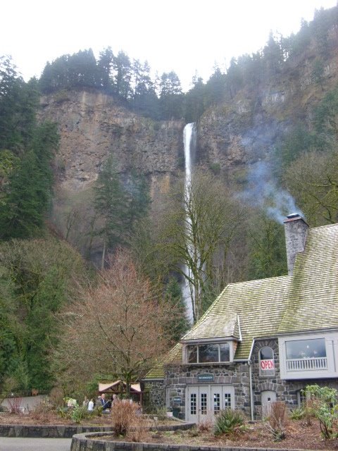 [beruehmteshausvordemberuehmtenwasserfall.JPG]