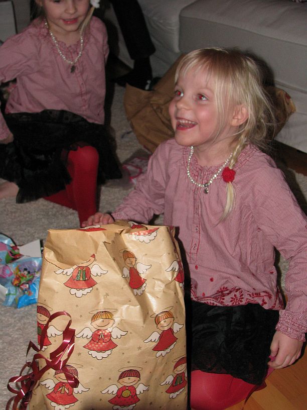[onnellinen+tyttö+jouluna+2009.jpg]