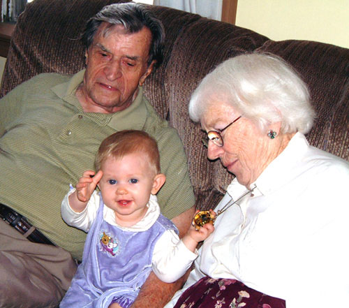 [Savannah-with-Nana-and-Papa3-8-8-03.jpg]