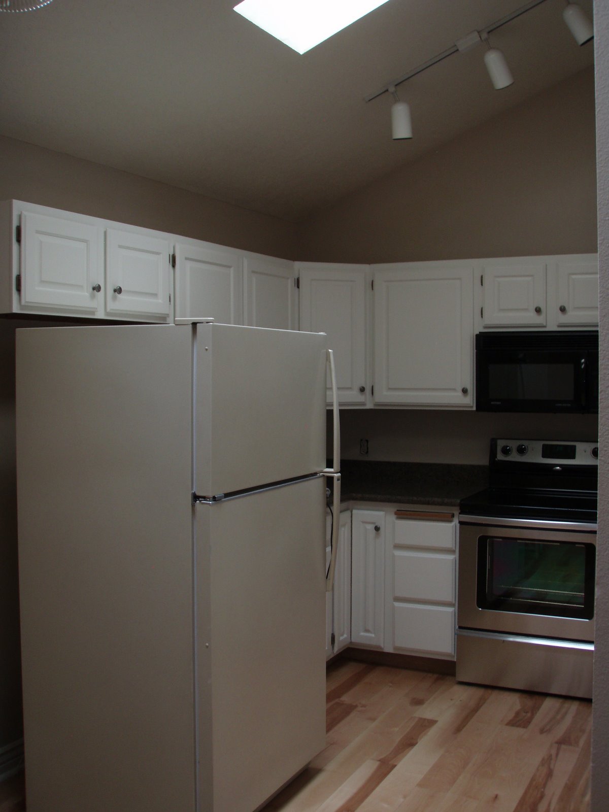 [27_Kitchen.JPG]