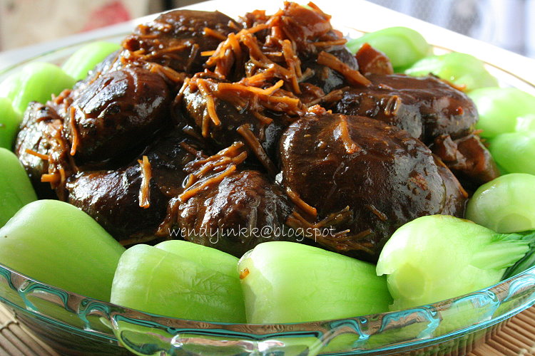 Table for 2.... or more Braised Mushrooms with Dried Oysters and