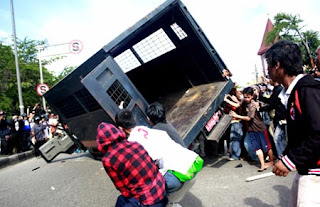 Kronologis penyebab kejadian Priok Berdarah 2010 Foto+Tragedi+Kerusuhan+Di+Makam+Mbah+Priok5