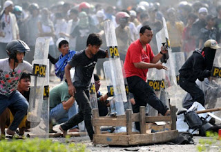 Kronologis penyebab kejadian Priok Berdarah 2010 Foto+Tragedi+Kerusuhan+Di+Makam+Mbah+Priok9