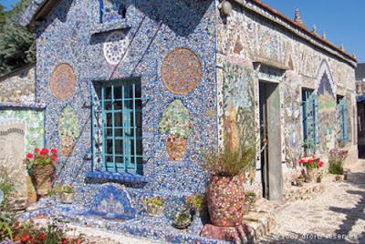 Fachada de la casa museo de Picassiette.