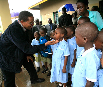 jk akisalimiana na watoto