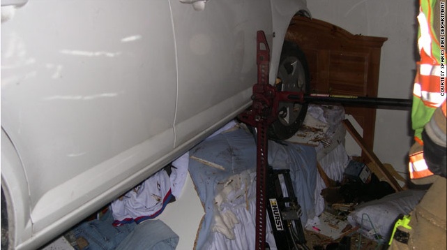 [car+in+bedroom.jpg]