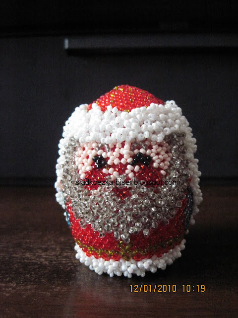 Этот Дед Мороз - на самом деле декоративное яйцо =) Плетется он так же, как и другие яйца из бисера...