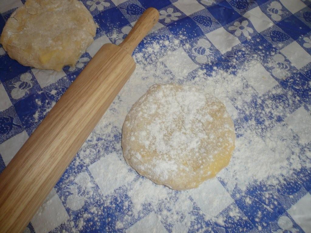 [sprinkle+flour+on+table.jpg]