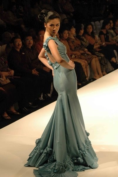 Laura Basuki Cantik Seksi di Catwalk - Foto Sexy Artis Indonesia