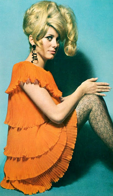 http://3.bp.blogspot.com/_T8jmzzBIK-Y/TNiyHWXKhFI/AAAAAAAAJhI/2G3VNHC5D4Y/s640/catherine+deneuve+by+david+bailey+vogue+uk+1966.jpg