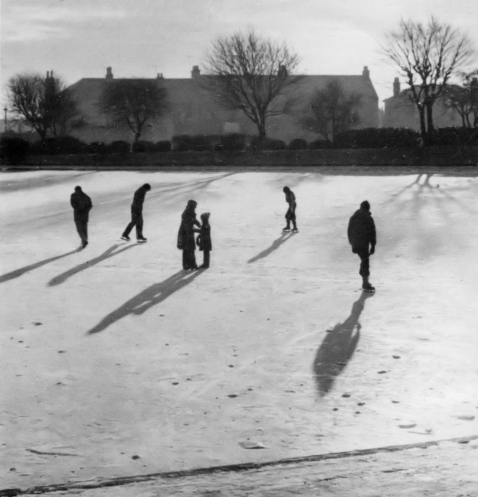 RETRO DUNDEE ICE SKATING AT SWANNY PONDS 1970'S
