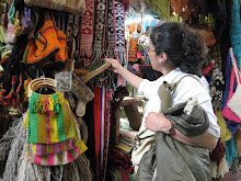Mujer chilena comprando artesanía