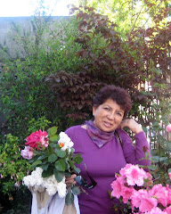 Luisa Sepúlveda cortando flores en su jardín en la ciudad de Valdivia