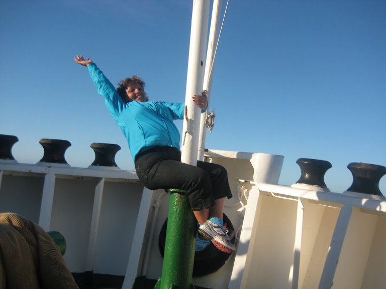 Mujer en la proa en el Ferry Puerto Edén