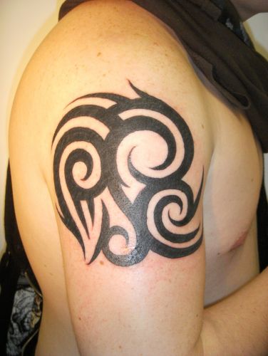 Fotos de tatuajes tatuajes tribales en los brazos