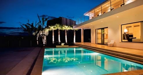 Fachada moderna y minimalista de una casa en España diseño de Morten