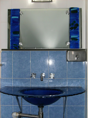 Lavabo termoformado y detalles en espejo