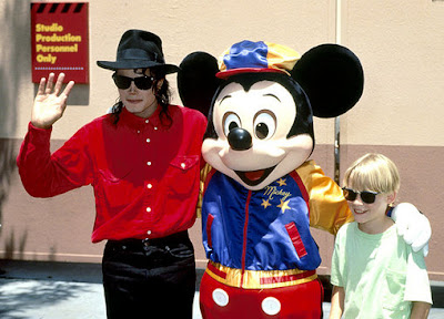 Jackson+with+Macaulay+Culkin+at+Disneyland+in+June+1991.jpg