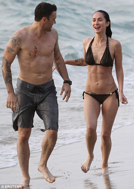 Megan Fox shows her sixpack body Megan Fox shows her sixpack body