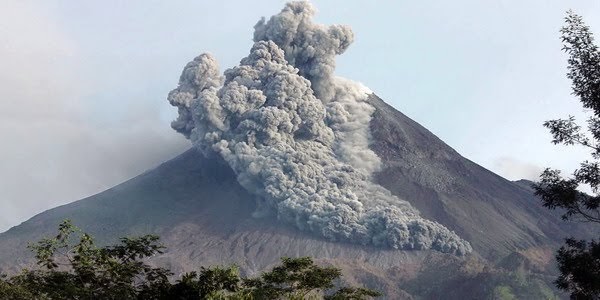 Awan Berbentuk Petruk di Atas Letusan Gunung Merapi
