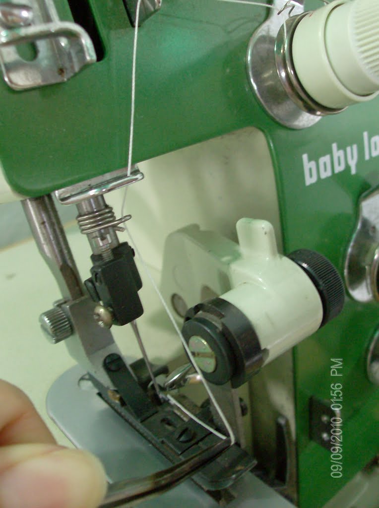 ¿Cómo enhebrar una máquina overlock Juki Baby Lock EA605?
