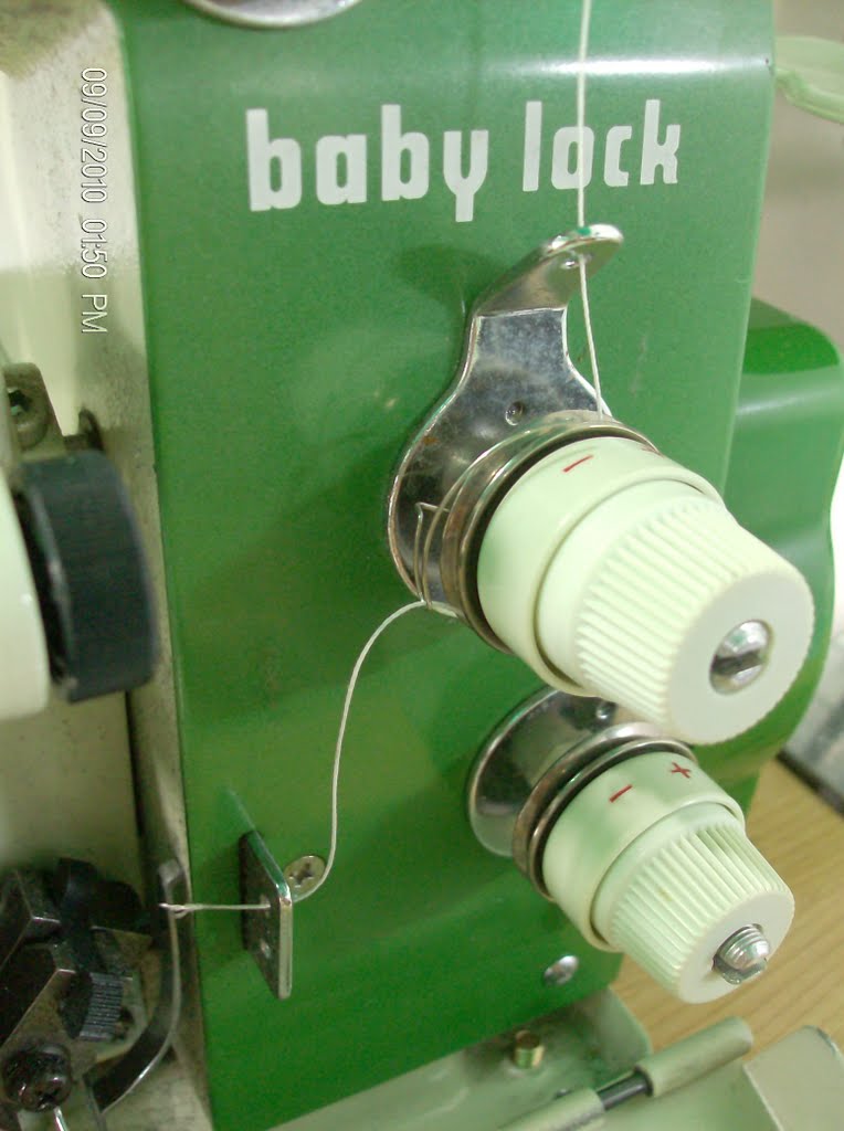 ¿Cómo enhebrar una máquina overlock Juki Baby Lock EA605?