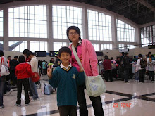 forget his name edy ,bt he is cute ^^in nanlin airport ^^