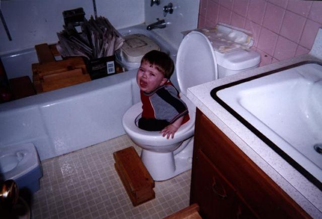[funny-picture-photo-child-toilet-massdistraction-pic.jpg]