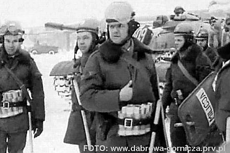 [19811214x06_pldg_golonog_hk_strajk_zomo-przed-huta+.jpg]