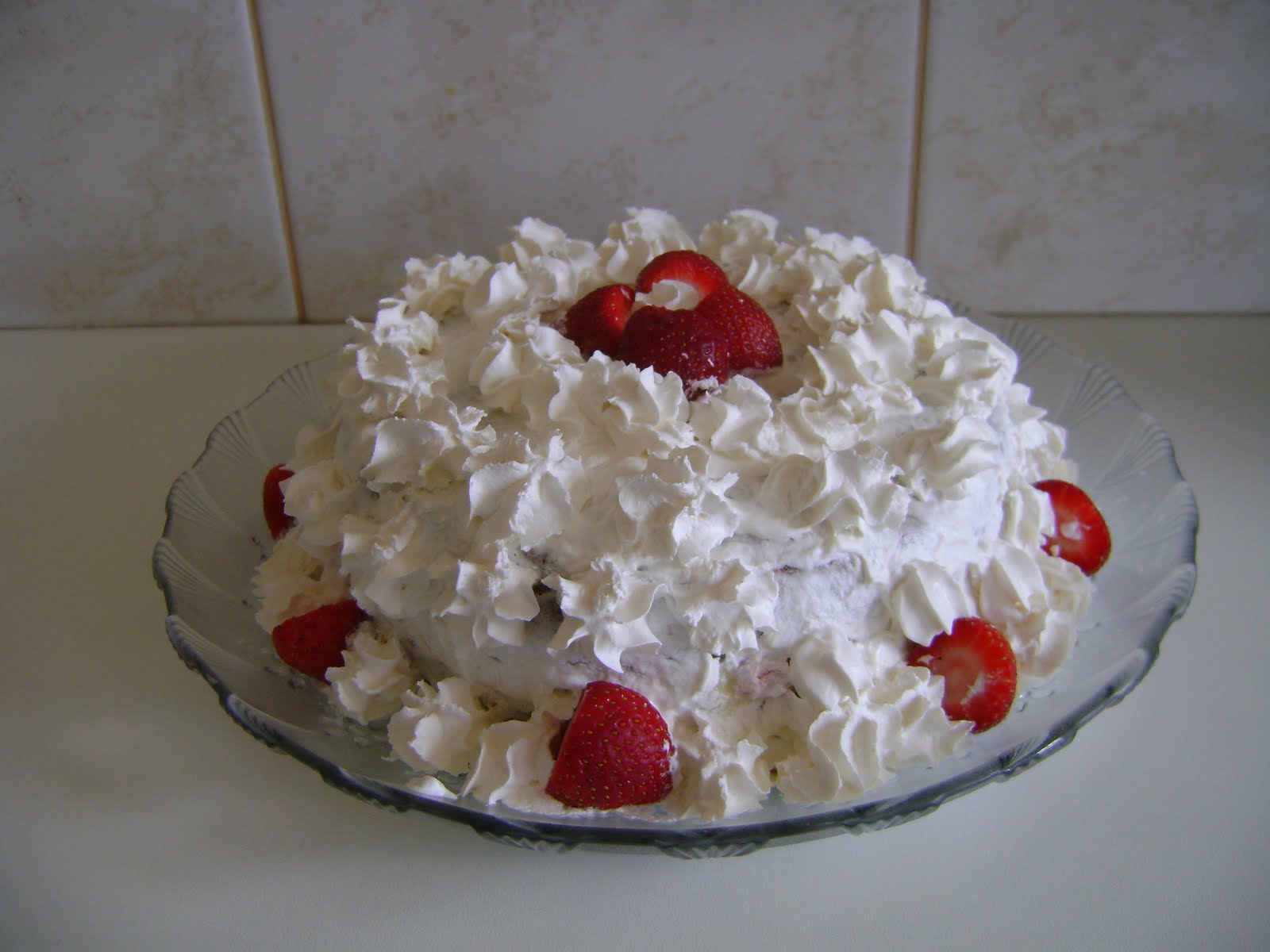 Eu Comeria Isso!: Bolo de Chocolate Branco com Morangos