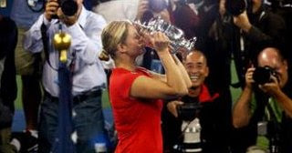 Kim Clijsters holding the 2009 US Open trophy