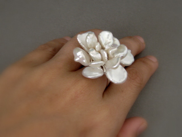 [keishi+flower+ring,+circle+of+love+birthstnoe+necklace+in+silver+007.JPG]