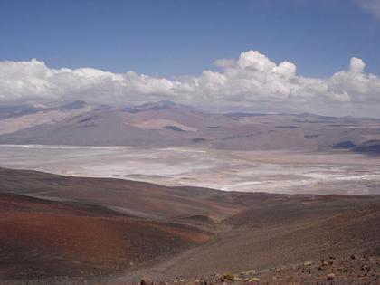 Vista del Salar, el Volcán (entre nubes a la izquierda) y el pueblo de Antofalla (derecha)