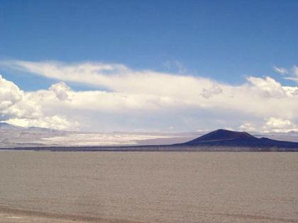 Mancha de Piedra Pomez y a la derecha volcán Carachi Pampa (3.300.mts s.n.m)