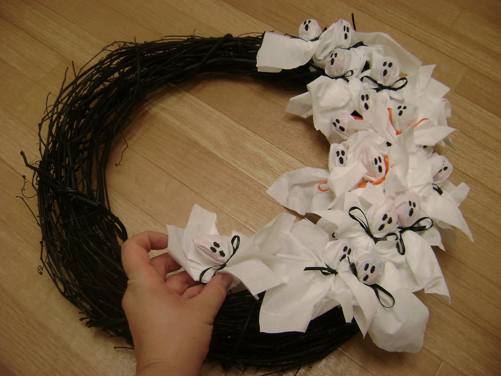 SL Designs DIY Lollipop Ghost Wreath