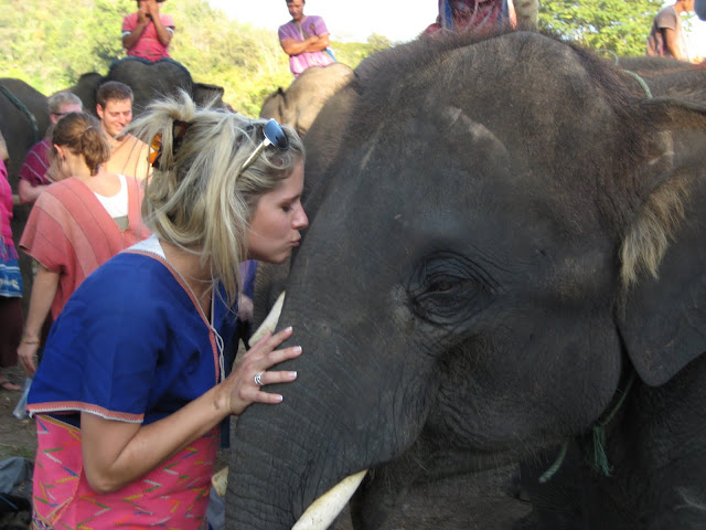 Kristen kissing her elephant, Gullasue