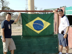 Manager Shidomi e o Delegado Trevisan segurando a nossa Brandeira Brasileira