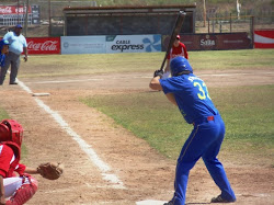 Shidomi rebatendo contra o Peru