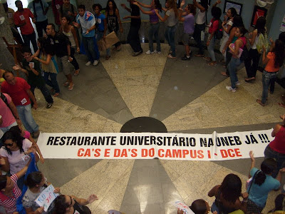 Estudantes da Uneb protestam para que Justiça e Governo resolvam